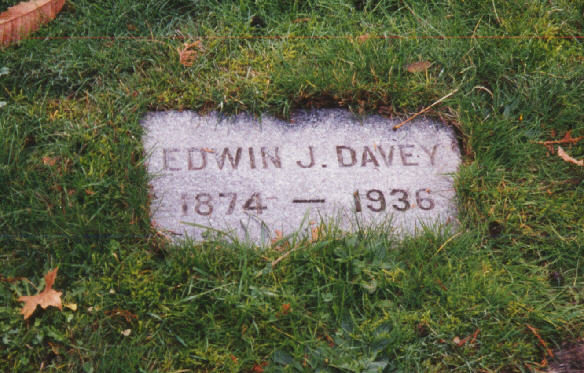 edwin_j_davey_grave_small.jpg (71556 bytes)