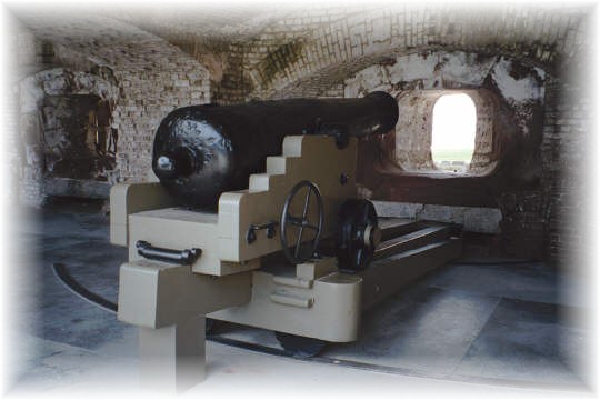 fort sumter cannon2.jpg (40561 bytes)